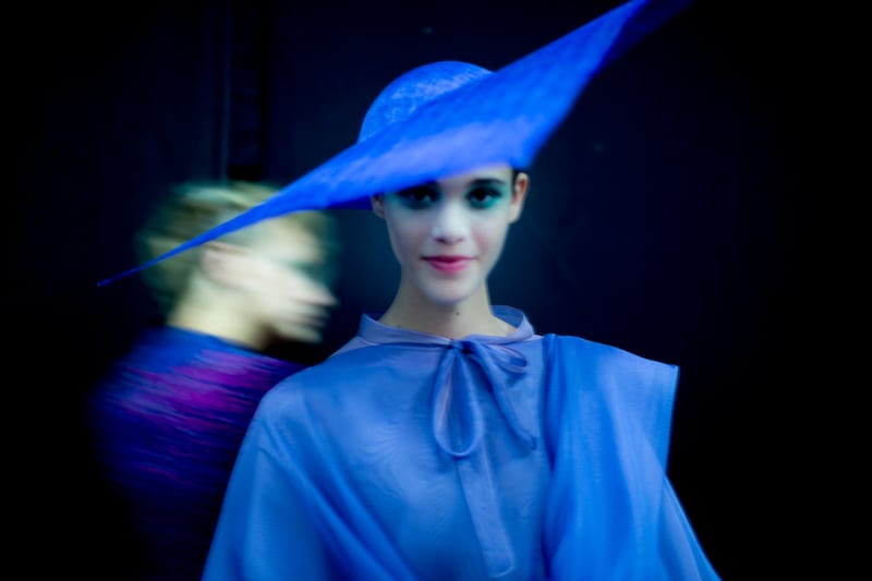 galleries/2013/09/24/backstage-at-giorgio-armani-spring-summer-2014-photos/130923-tachman-milan1_yqueli