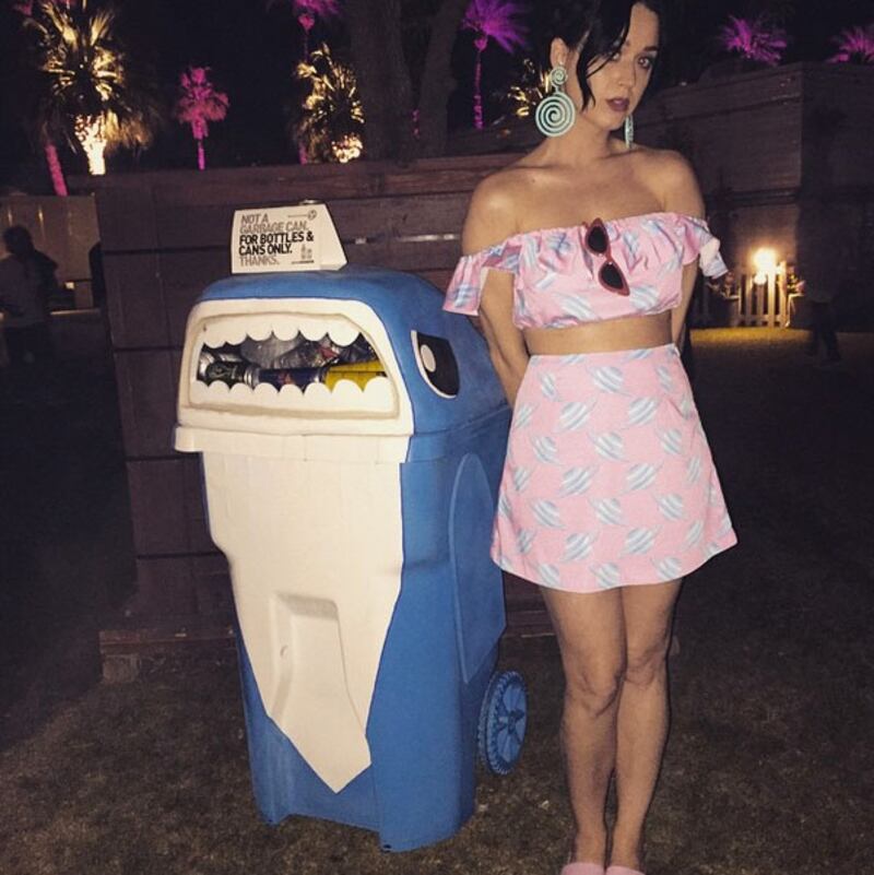 galleries/2015/04/13/famous-people-in-ugly-clothes-photos/150413-celeb-coachella-06_xkwmsz