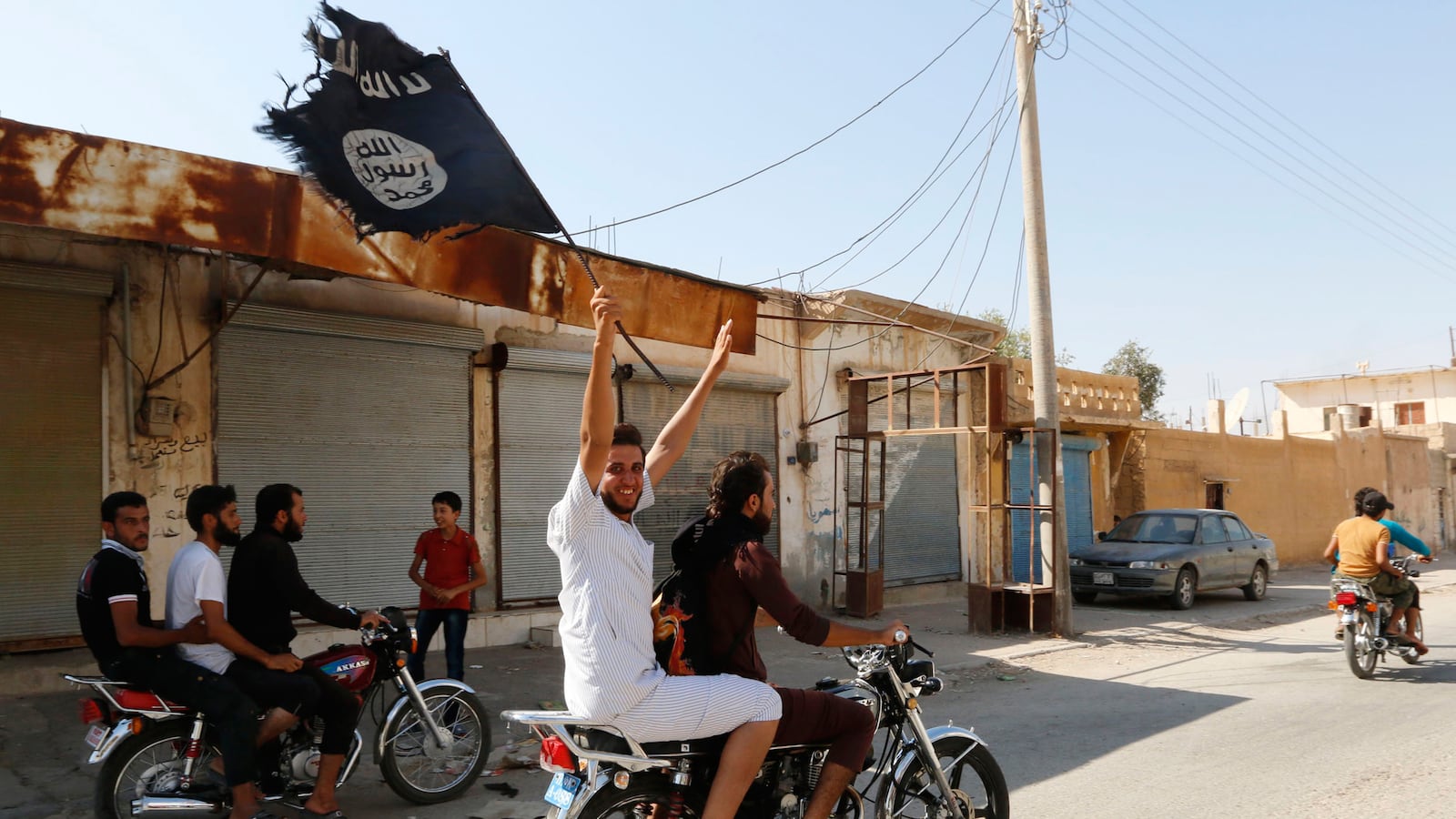 articles/2015/06/06/the-isis-conspiracy-that-ate-the-web/150605-siegel-dia-tease_f0tcby