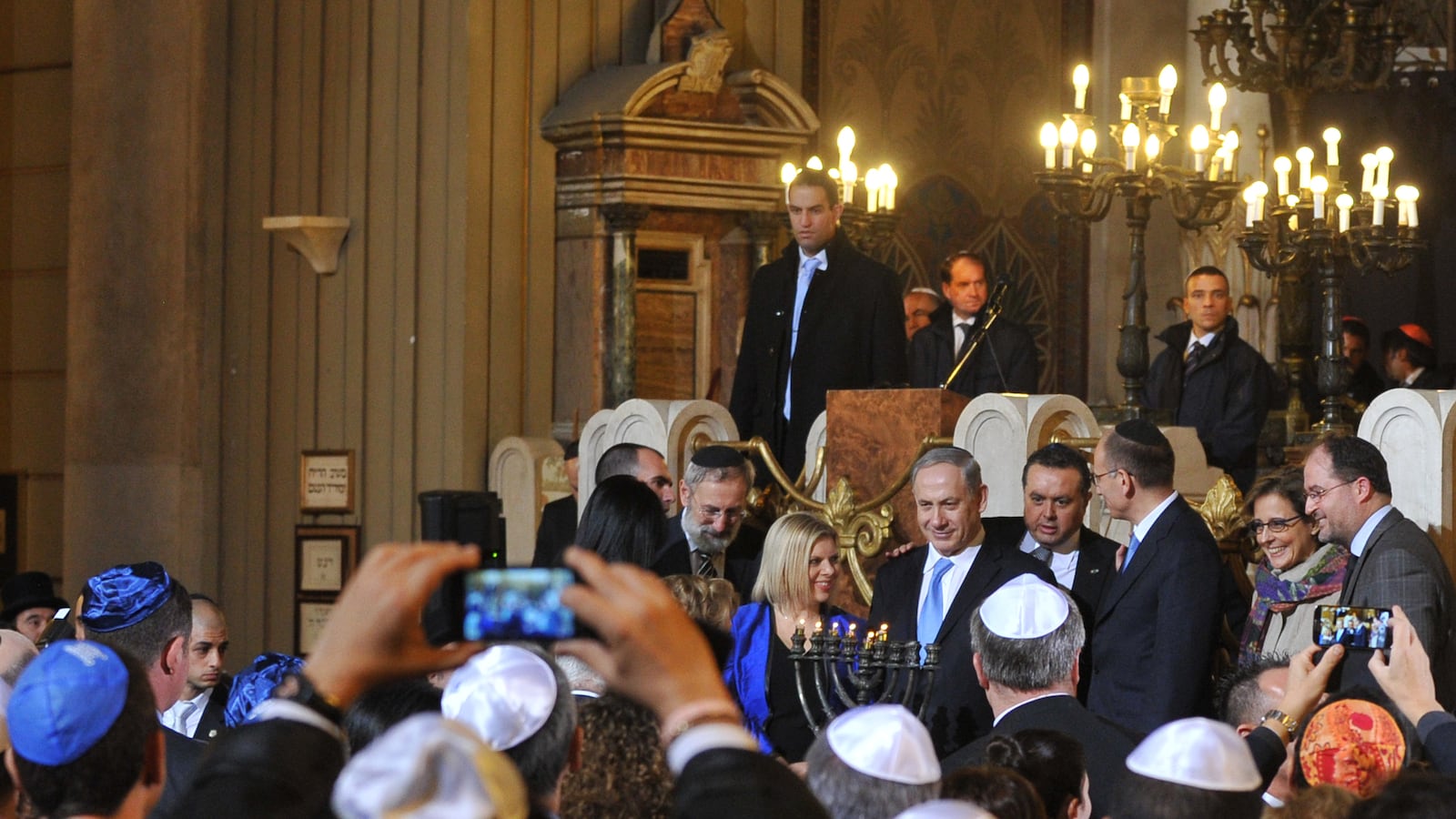 articles/2013/12/13/in-italy-a-traditional-jewish-lifestyle-is-disappearing/OZ_Rome_Jews_fkyp6p