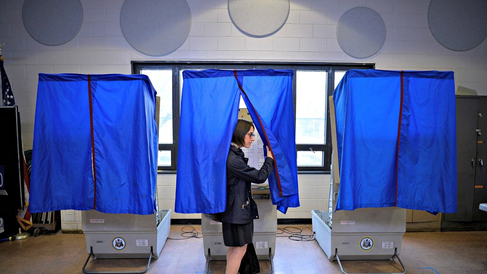 cheats/2016/09/28/federal-court-nh-voting-booth-selfie-ban-unconstitutional/160928-voting-booth-cheat_uclwqx