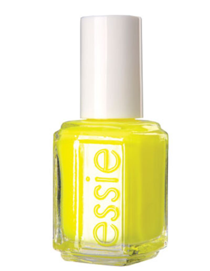 galleries/2009/06/03/the-new-beach-essentials/beach-bag---essie-nailpolish_djospf