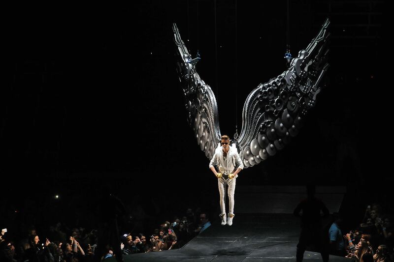 articles/2013/03/05/bieber-late-for-uk-gig-homework-suffers-bedtimes-missed/bieber-wings_xkosux