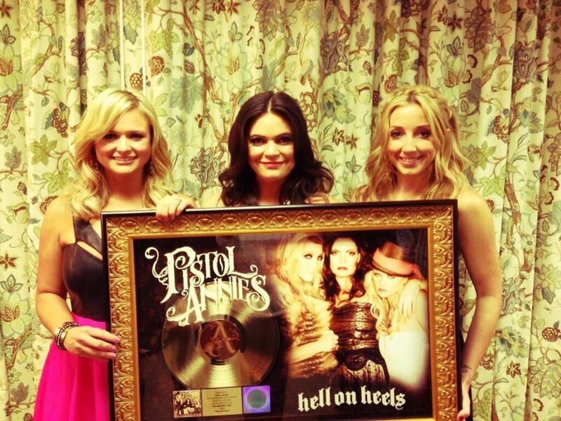 galleries/2013/05/12/kim-kardashian-mario-lopez-more-celebrity-twitter-pictures-photos/130508-Miranda-Lambert_bjuwyd