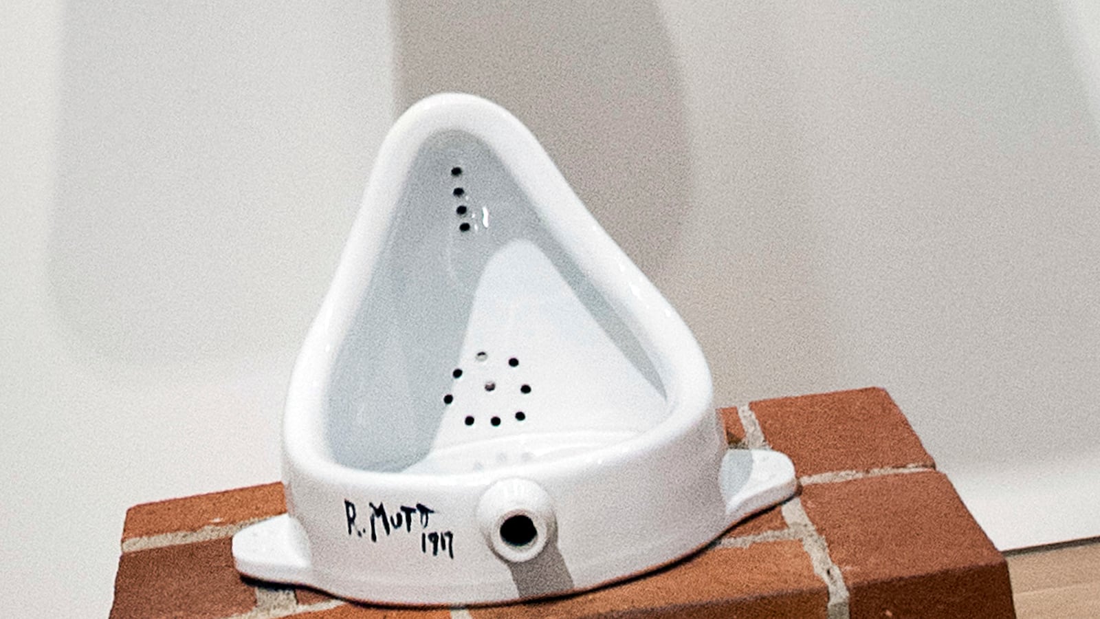 articles/2017/04/15/what-happened-to-marcel-duchamp-s-fountain-the-world-s-most-famous-missing-urinal/170414-mcnearney-duchamp-tease_ewvg7e