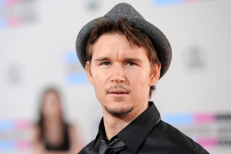 galleries/2012/08/23/ll-cool-j-dustin-hoffman-mila-kunis-more-celebrity-heroes-photos/celebrity-heroes-kwanten_zz1dqa