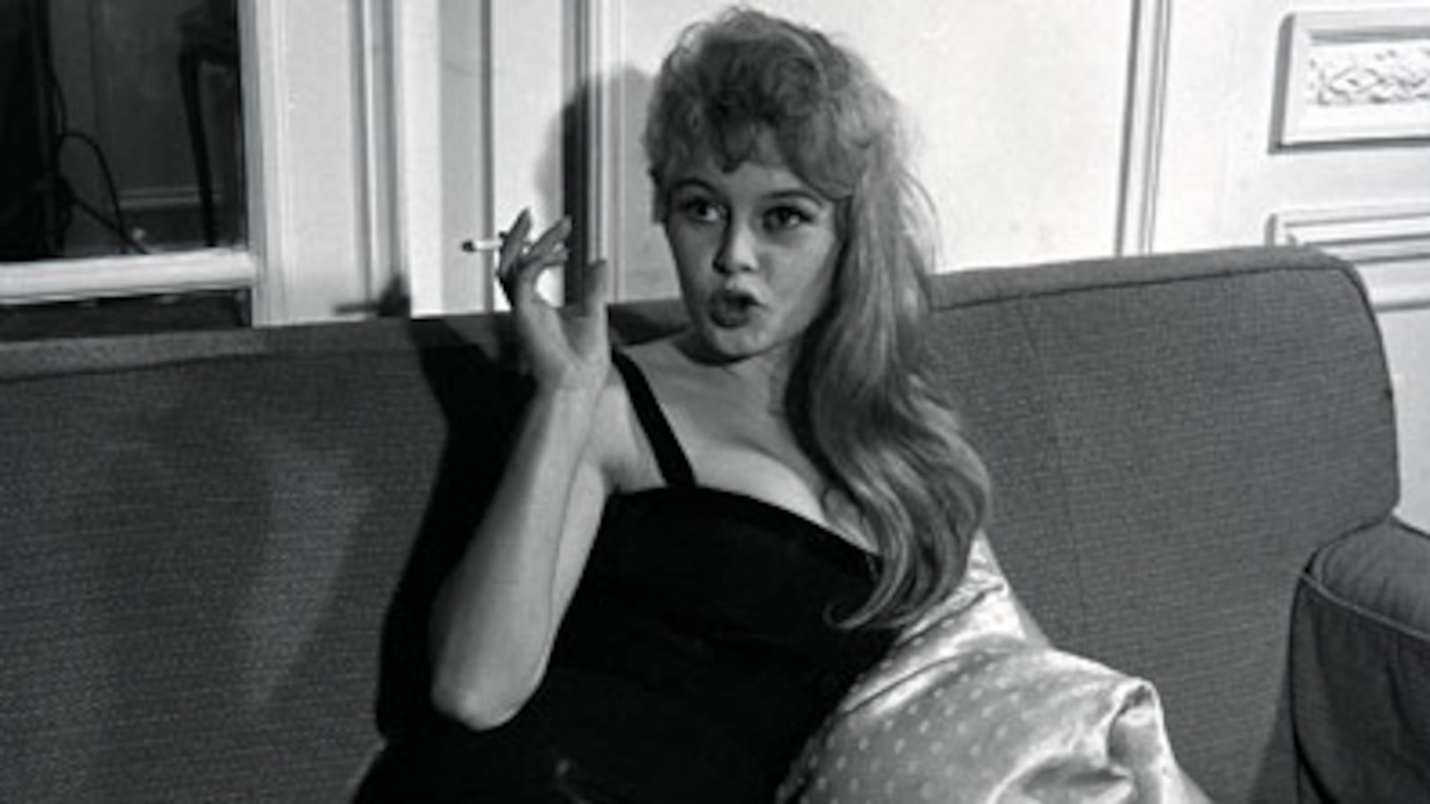 articles/2010/06/20/french-women-smokers-say-better-dead-than-fat/pape-smoking-1_108410_w7zdtt