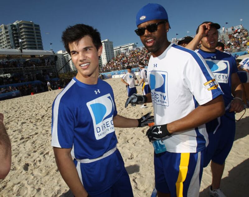 galleries/2010/02/05/stars-celebrate-super-bowl-xliv/super-bowl-celetaylor-lautner-aj-calloway_uhpavi