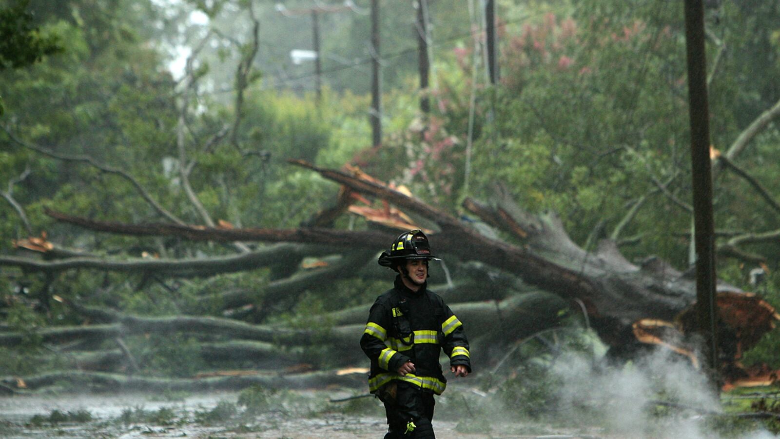 cheats/2011/08/27/hurricane-irene-first-day-leaves-at-least-eight-dead/irene-virginia-death_pb41oc
