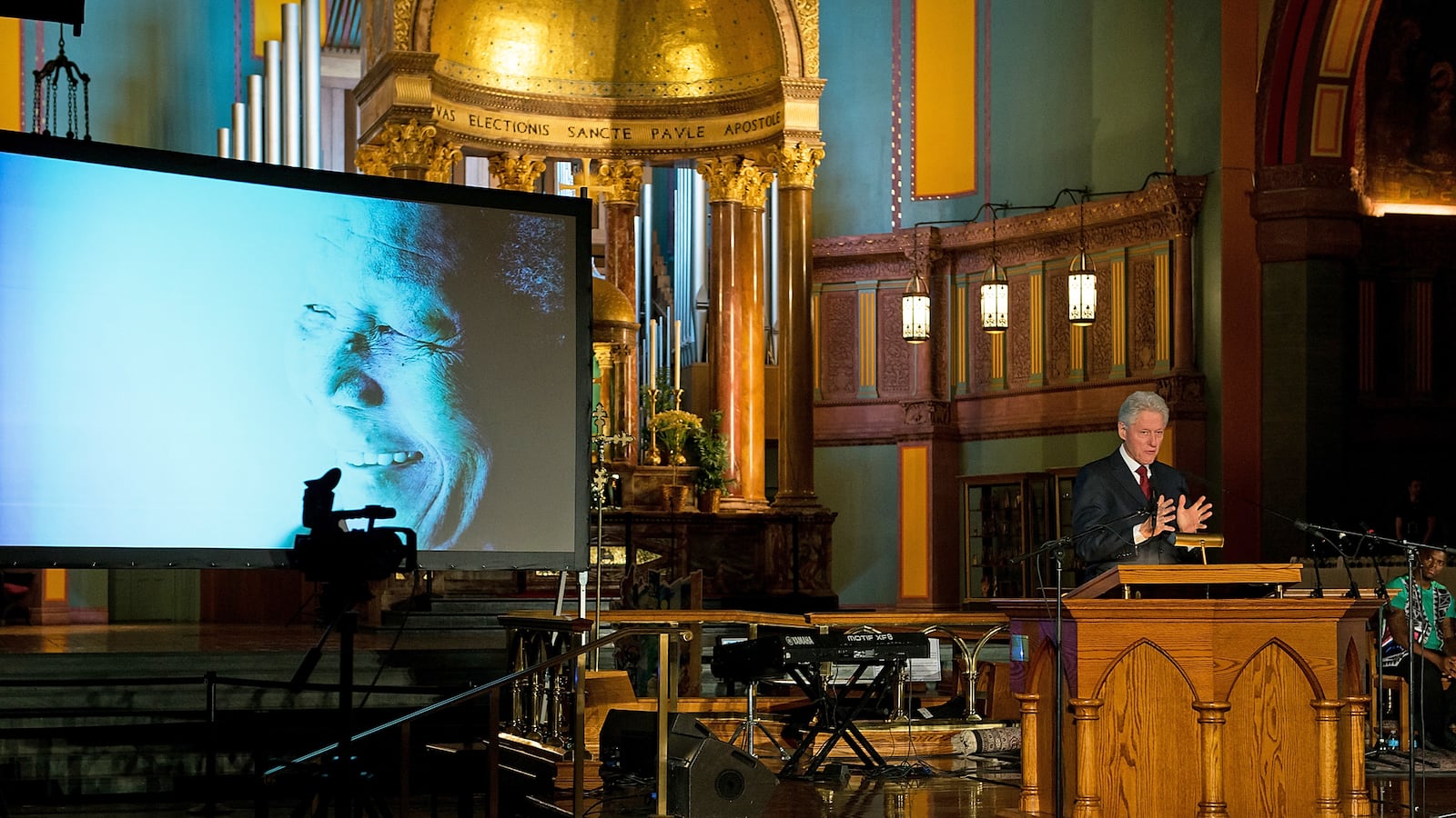 articles/2014/02/18/bill-clinton-nelson-mandela-was-the-only-free-man-i-ever-knew/140218-mandela-tribute-strochlic-tease_glirs2