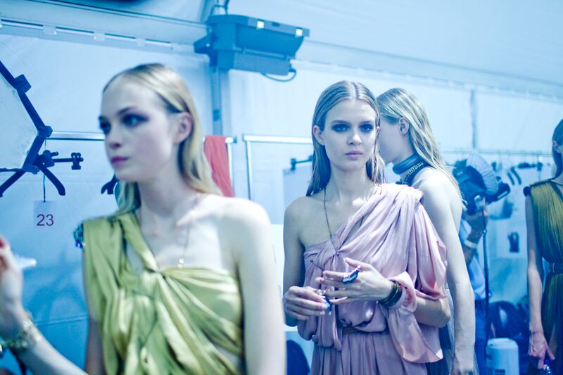 galleries/2011/10/06/backstage-paris-fashion-week-photos/backstage-paris-fashion-week-6_vcfezy