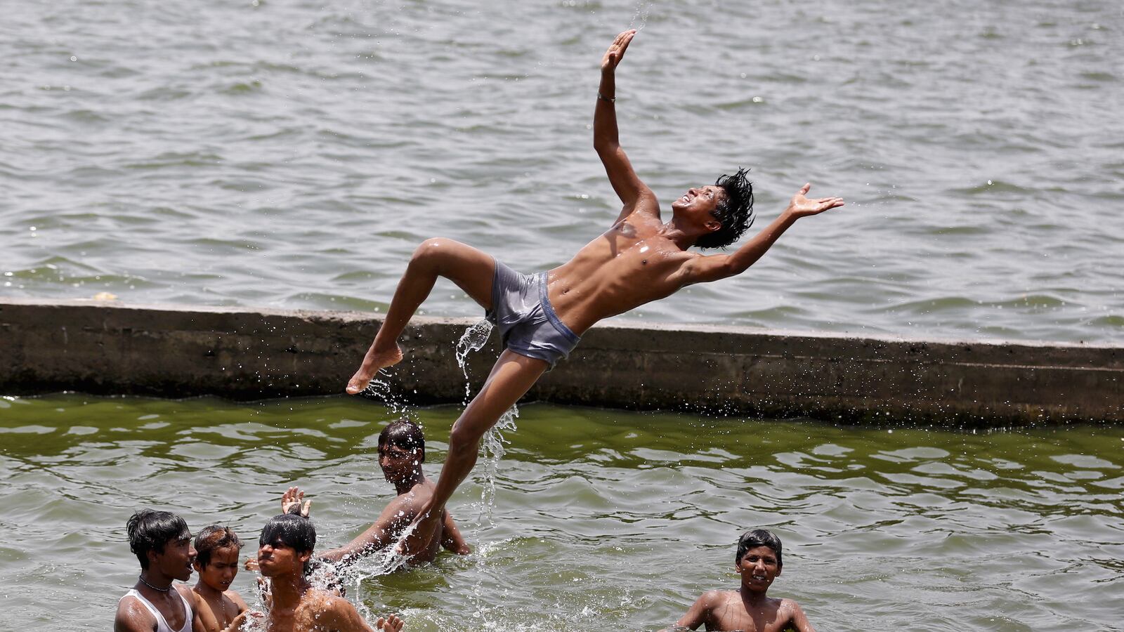cheats/2015/05/25/india-heatwave-kills-500/150525-india-cheat_h1gkbd