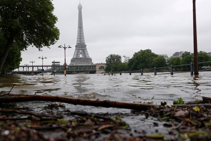 galleries/2016/06/03/the-city-of-light-underwater/160603-paris-flooding-08_vayfzc