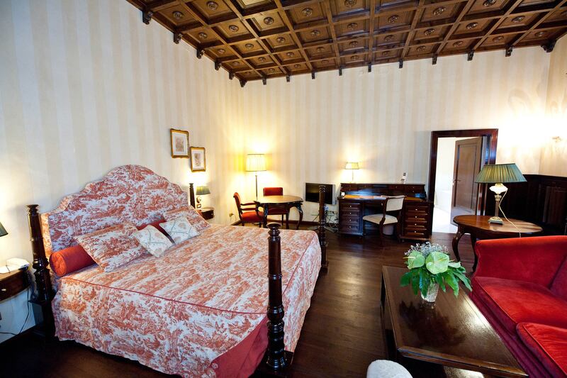 galleries/2013/10/10/royal-for-the-weekend-nine-historic-castles-mansions-and-estates-where-you-can-stay-photos/royal-weekend-baglioni_okiasd