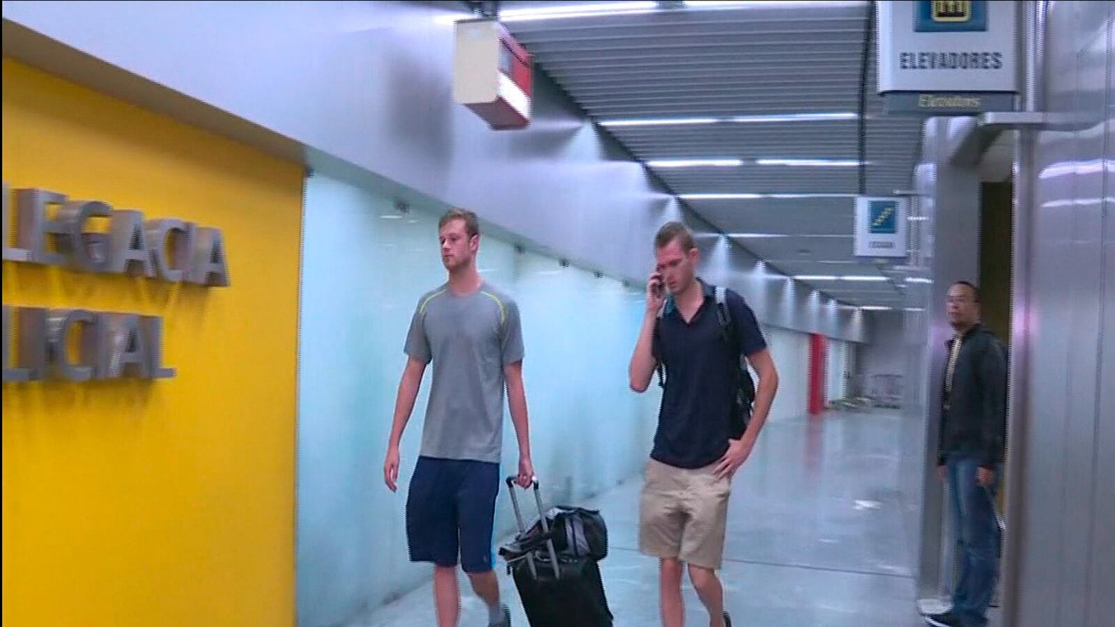 cheats/2016/08/17/u-s-swimmers-pulled-off-plane-over-rio-robbery-claims/160818-rio-swimmers-held-cheat_ajwunz