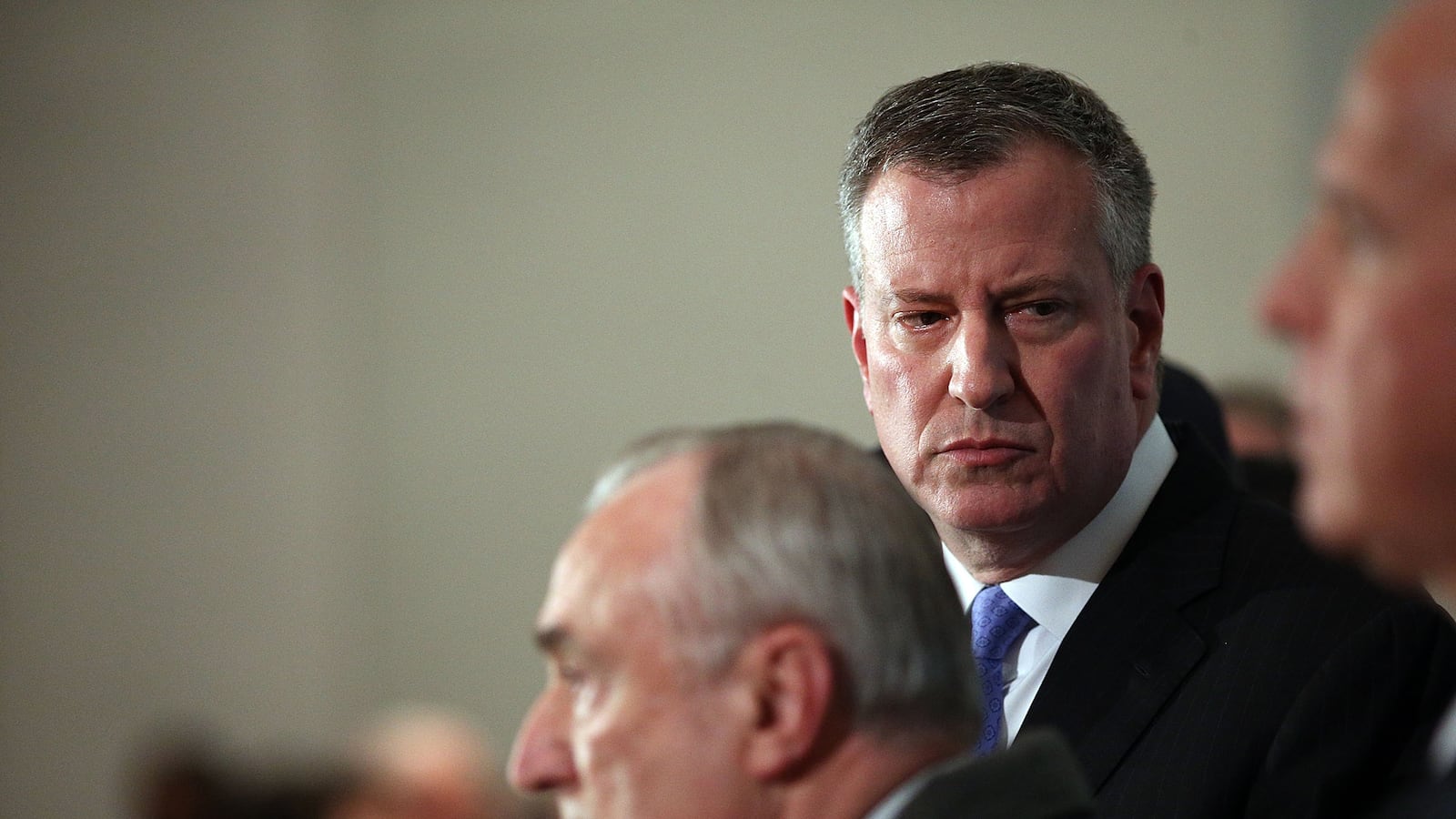 articles/2014/12/21/the-ny-police-union-s-vile-war-with-mayor-de-blasio/141221-tomasky-pba-comments-tease_sxnyko