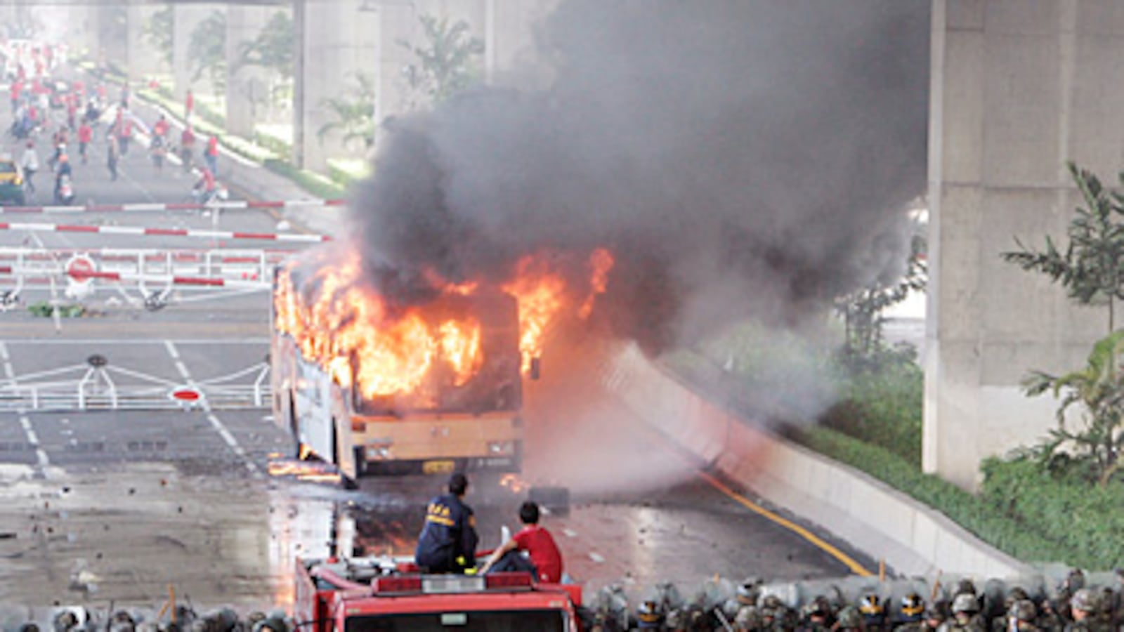 cheats/2009/04/13/thai-rioting-continues/thai-riots_thzknb