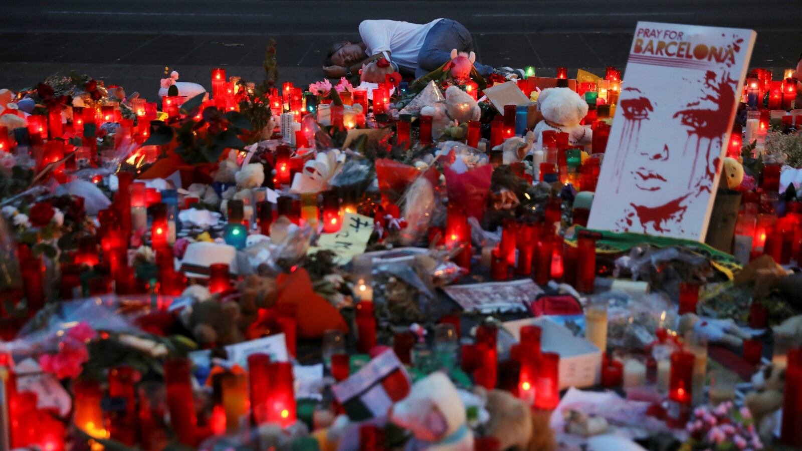 170820-barcelona-suspect-cheat_d5weci