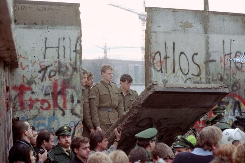galleries/2014/11/07/a-wall-falls-and-a-cold-war-ends-photos/141107-berlin-wall6_ales26
