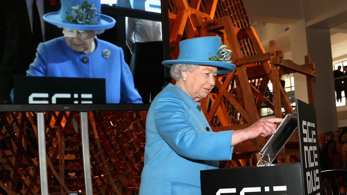 articles/2014/10/24/one-has-tweeted/queen_tweets_tibipw