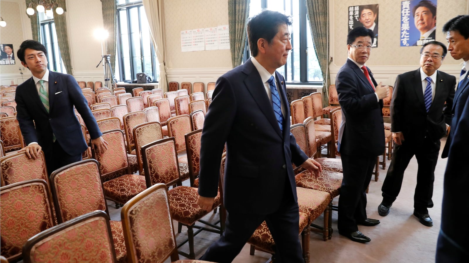 170927-japan-shinzo-abe-snap-cheat_mefmgd