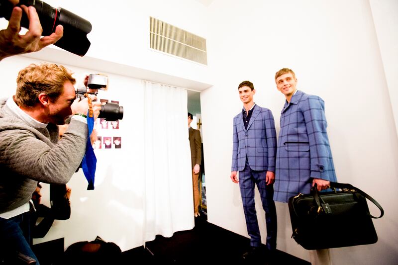 galleries/2013/01/16/backstage-at-men-s-fashion-week-in-milan-2013-photos/milan-mens-backstage-wrap7_vb0pgl