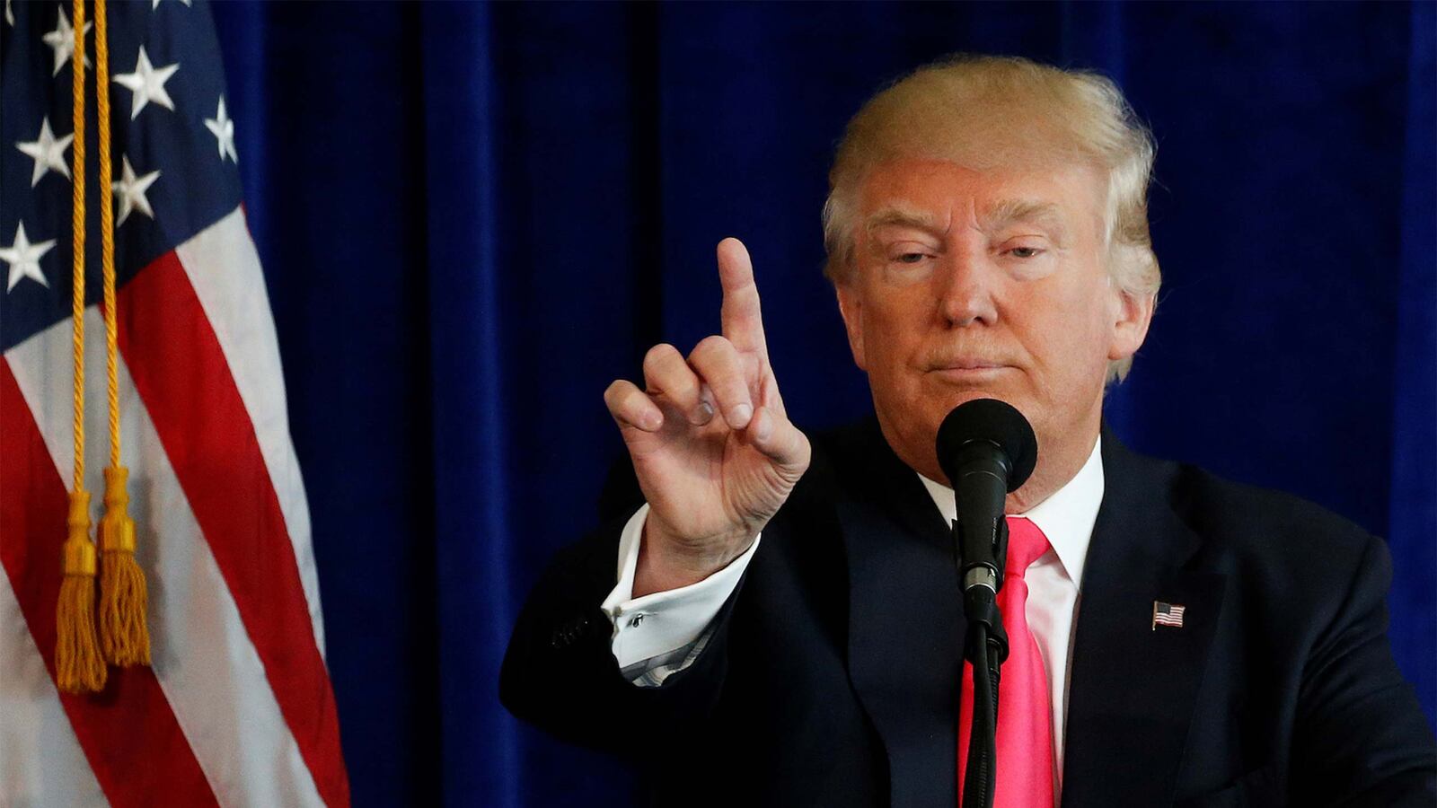 articles/2017/05/14/flash-mob-spells-out-resist-at-trump-national-golf-club/170514-Jones-resist-tease_efrxm3