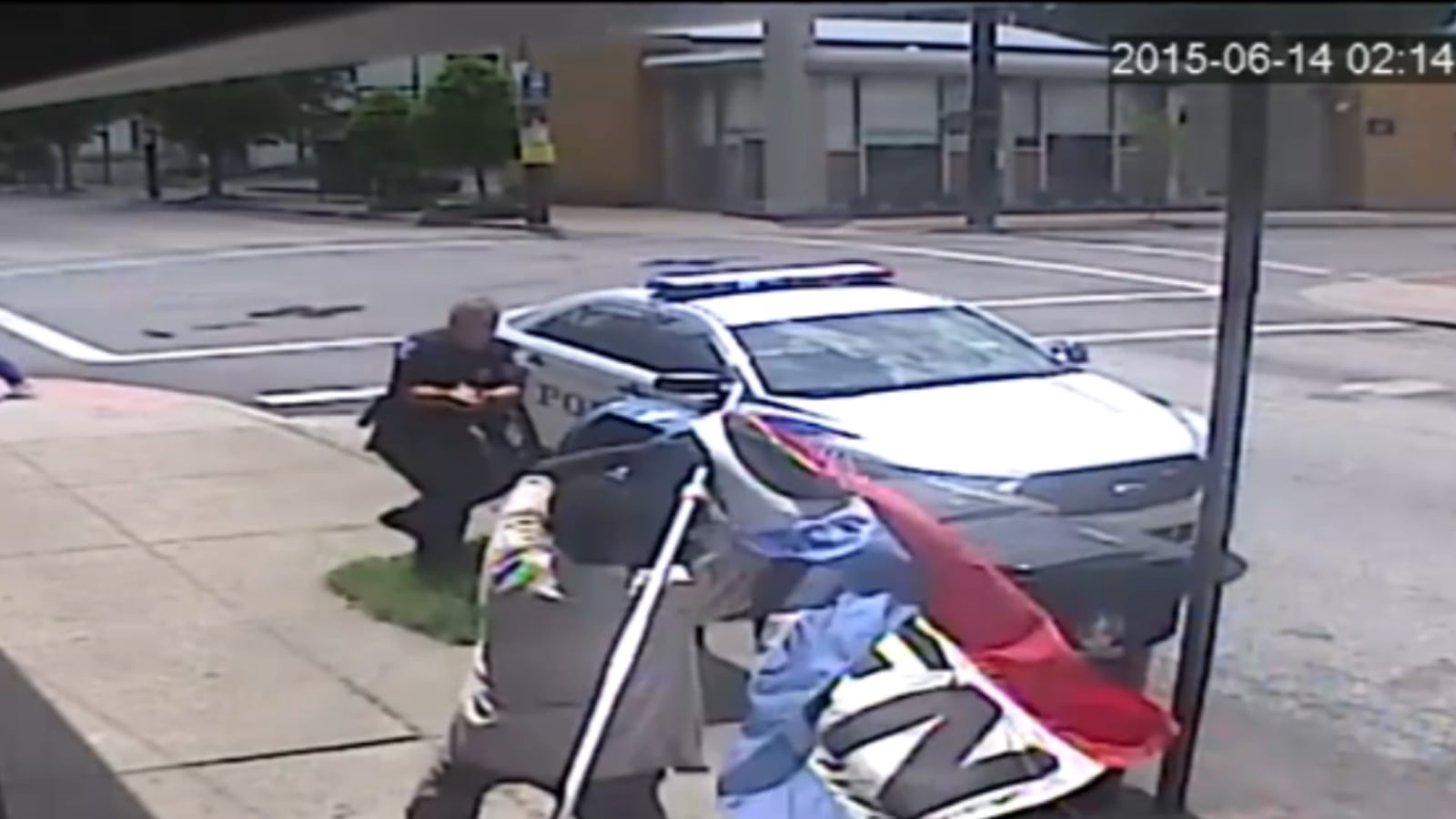 articles/2015/06/14/louisville-cop-guns-down-african-immigrant-wielding-a-flagpole/150614-briquelet-kentucky-shooting-tease_yhp1eu