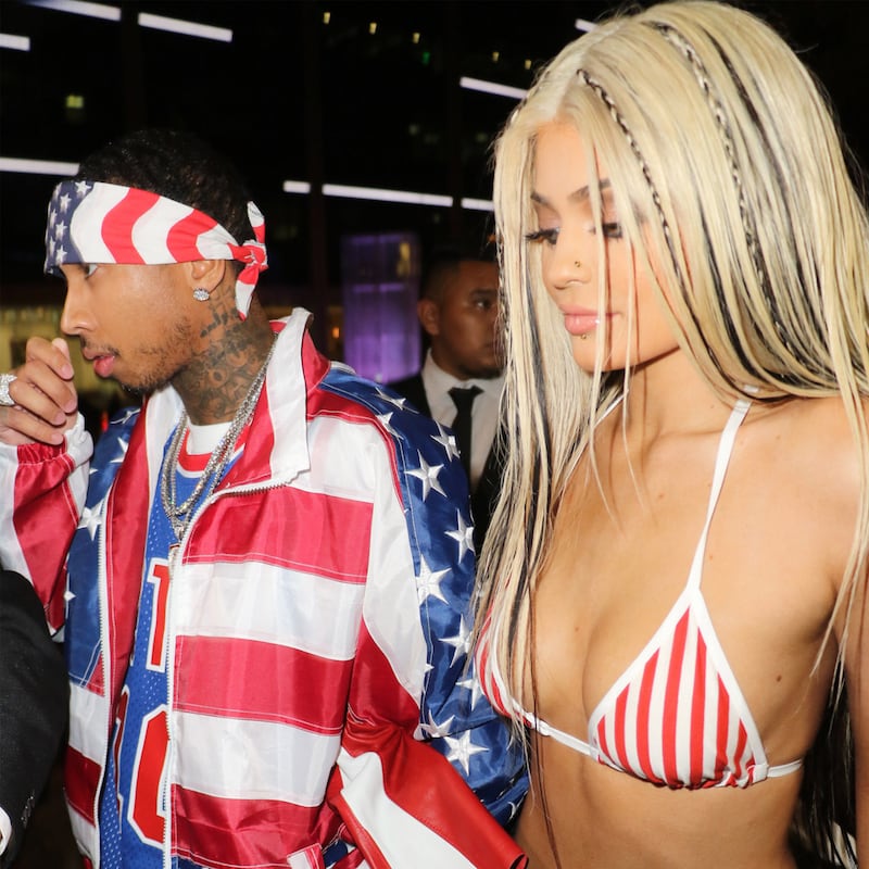 galleries/2015/10/31/best-celebrity-halloween-costumes-2015-photos/161031-Best-celeb-halloween-gal-05_rxuq95