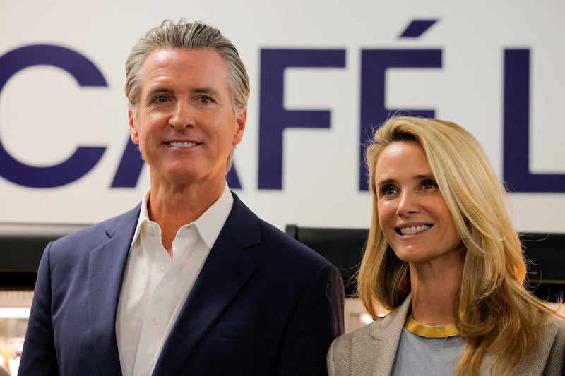 California Governor Gavin Newsom and his wife, Jennifer Siebel Newsom, attend a press conference about new legislation aimed at improving nutrition in schools across California, at Belvedere Middle School in Los Angeles, California, U.S. October 8, 2025. REUTERS/Mike Blake