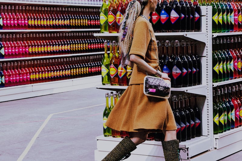 galleries/2014/03/05/shop-til-you-drop-at-chanel-fall-winter-2014-paris-fashion-week-photos/140305-harry-carr3_yb4afp