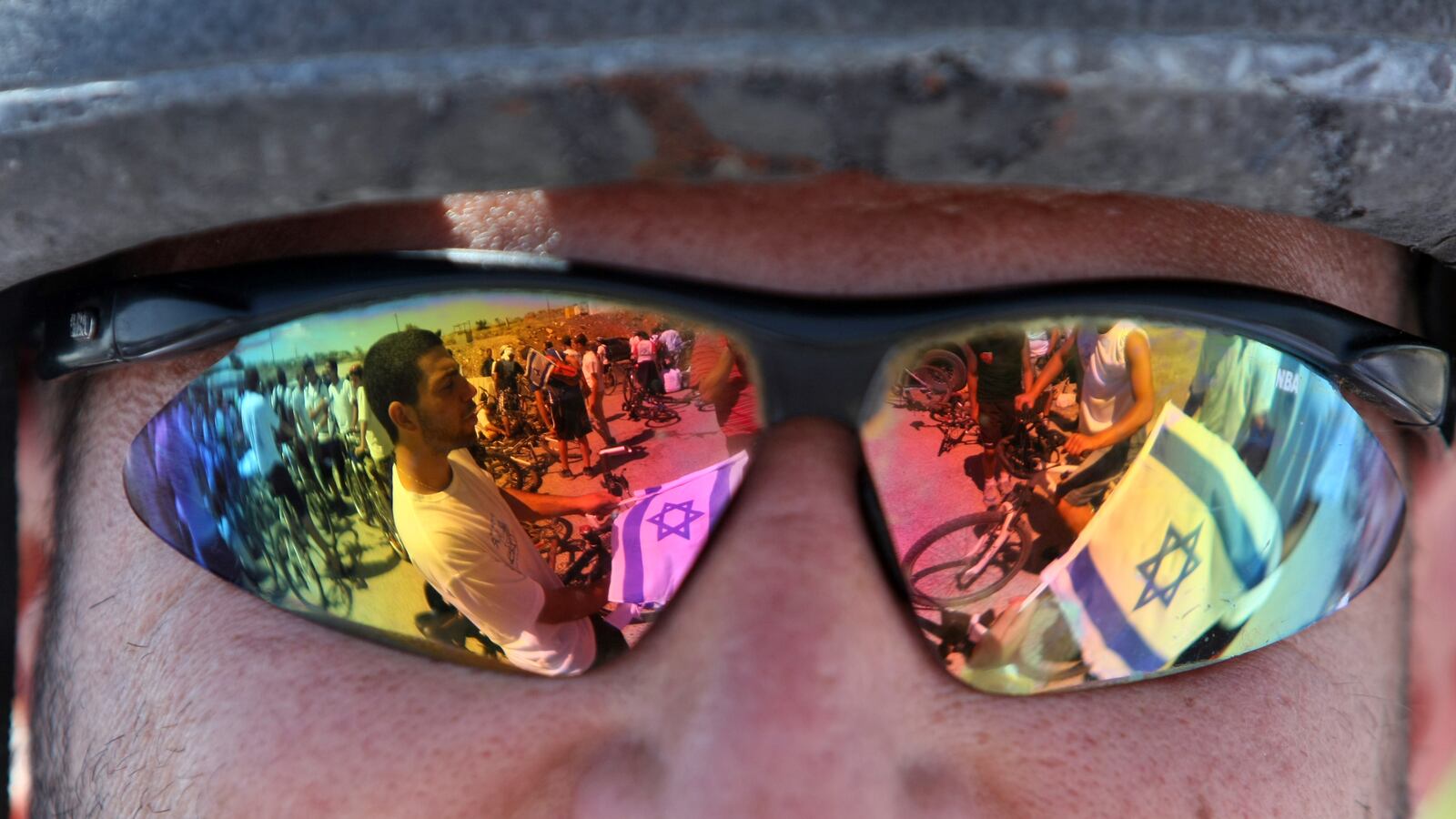 articles/2012/05/21/what-s-missing-from-the-jerusalem-day-speil/biker-glasses-reflection-openz_vuav09