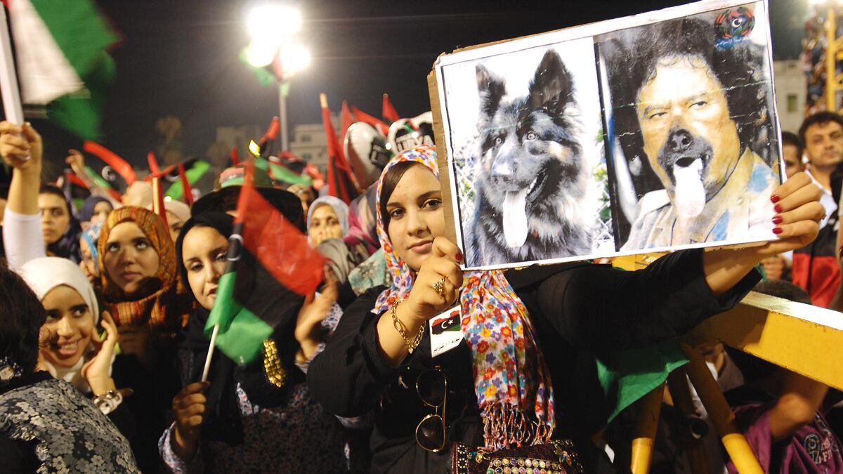 cheats/2011/10/24/thousands-flock-to-gaddafi-s-corpse/gadaffi-body-on-view-cs_hbbm5p