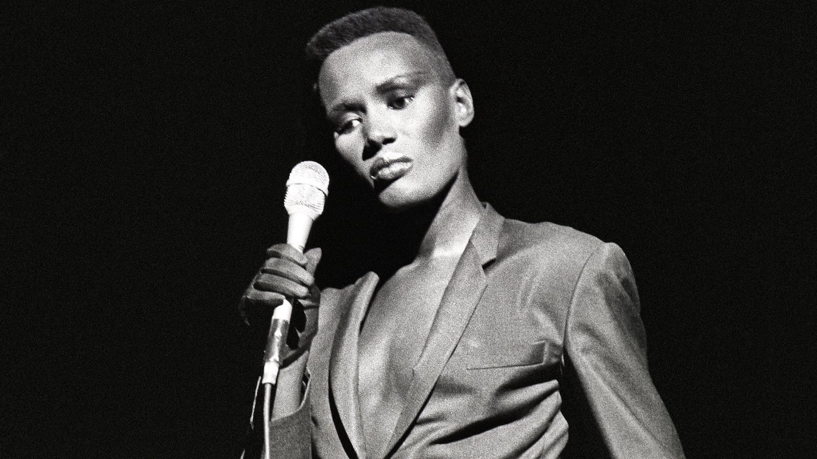 galleries/2013/12/24/from-julia-roberts-to-meryl-streep-the-best-80s-power-suits-photos/131223-power-suits1a-tease_oax3bm