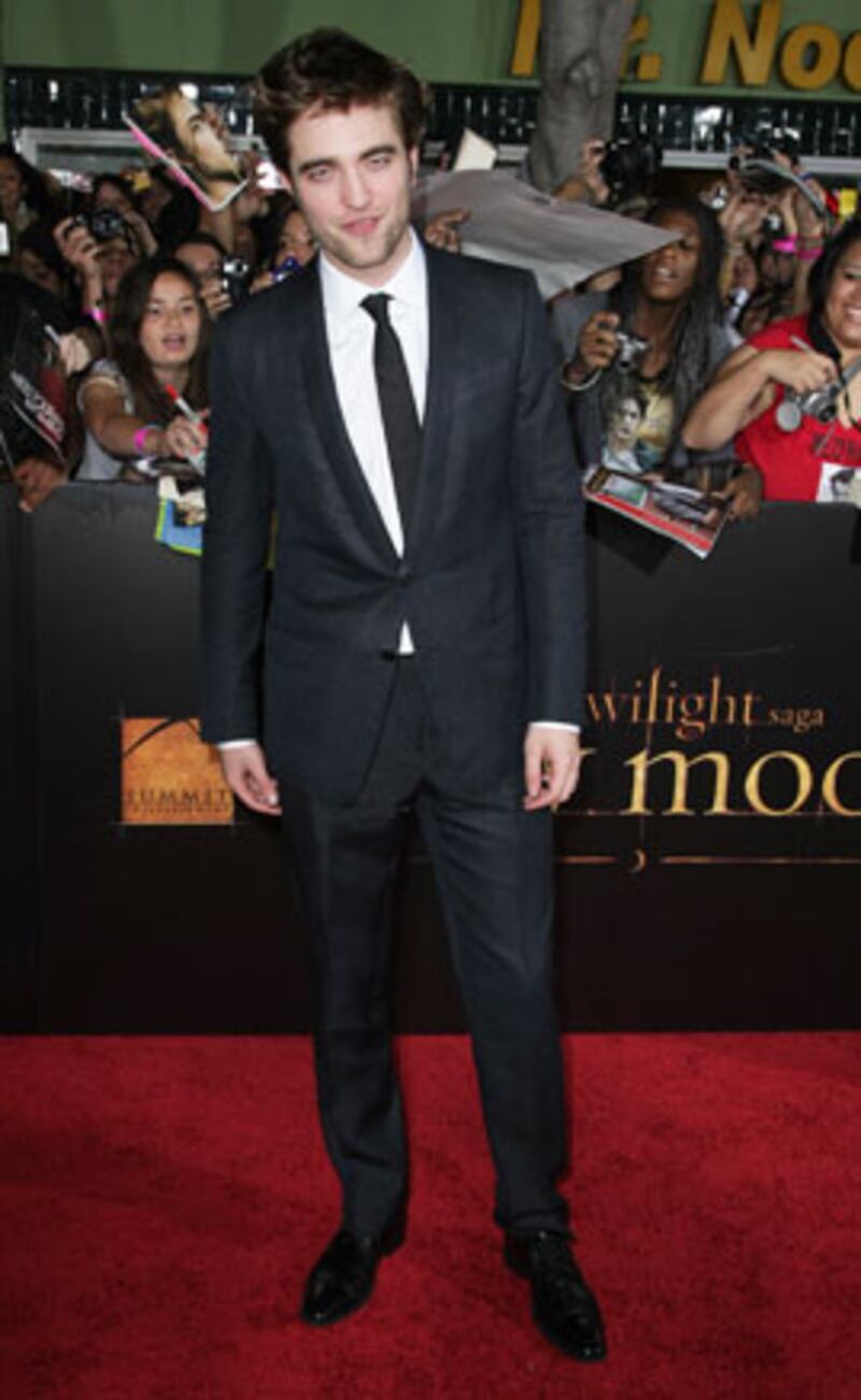 galleries/2009/11/17/new-moon-rises-over-hollywood/twilight-new-moon---pattinson_nnk42z