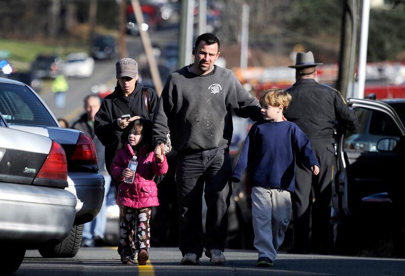 galleries/2012/12/15/connecticut-school-shooting-photos/14shooting8_gciubt