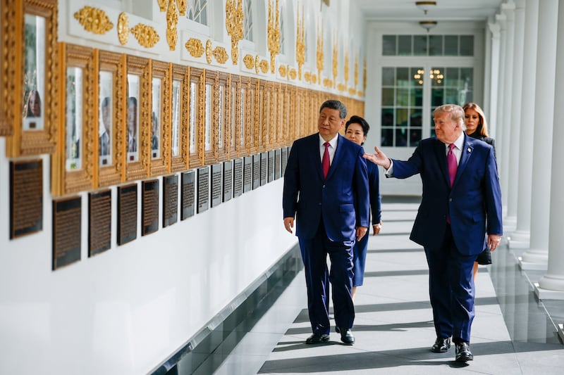 US President Donald Trump, first lady Melania Trump, Chinese President Xi Jinping and his wife Peng Liyuan walk along the Colonnade of the White House in Washington, D.C., US, September 24, 2026. REUTERS/Evan Vucci