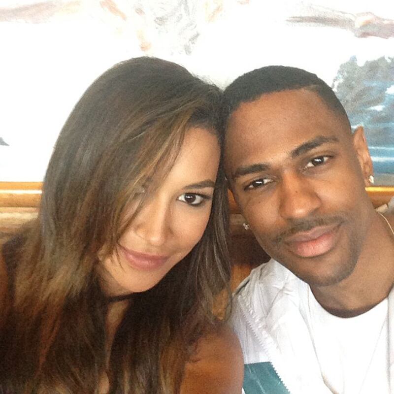 galleries/2013/10/19/nicki-minaj-s-pasties-kim-kardashian-s-butt-and-the-week-in-selfies-photos/131018-selfies-Naya-Rivera_w2mpg5