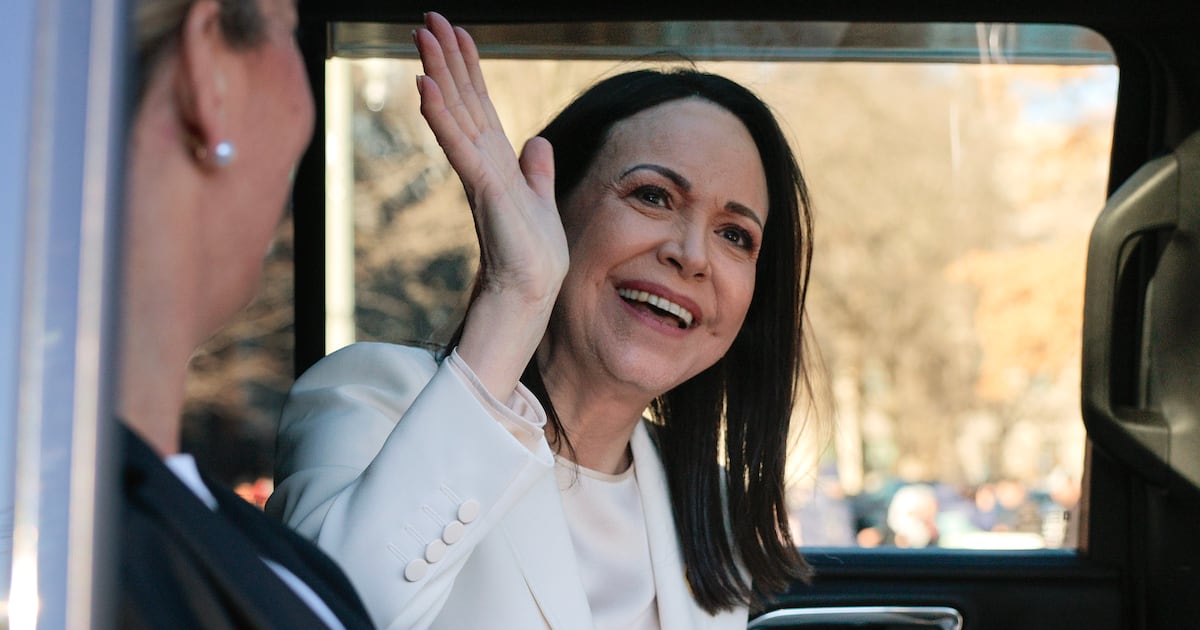 Nobelpreisträger erhält kitschigen Trostpreis für die Übergabe an Trump