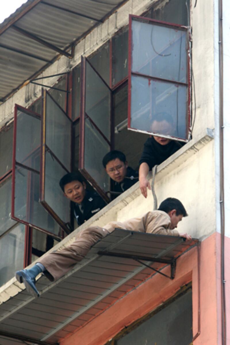 galleries/2012/06/21/china-s-dramatic-suicide-rescues-photos/china-suicide-rescues-5_phc16u