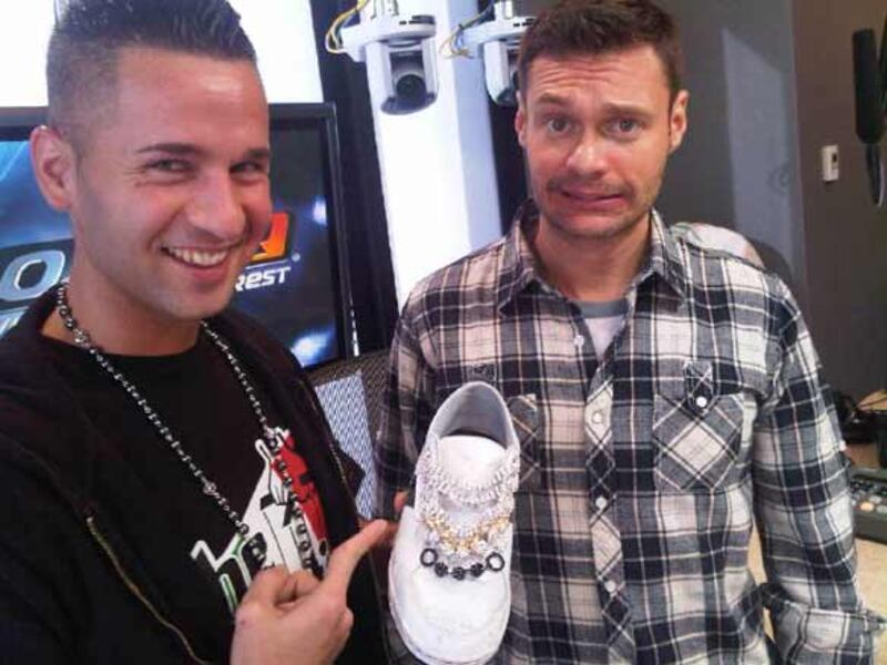 galleries/2010/11/18/best-celebrity-twit-pics/twitpi1118---ryan-seacrest_zofo6b