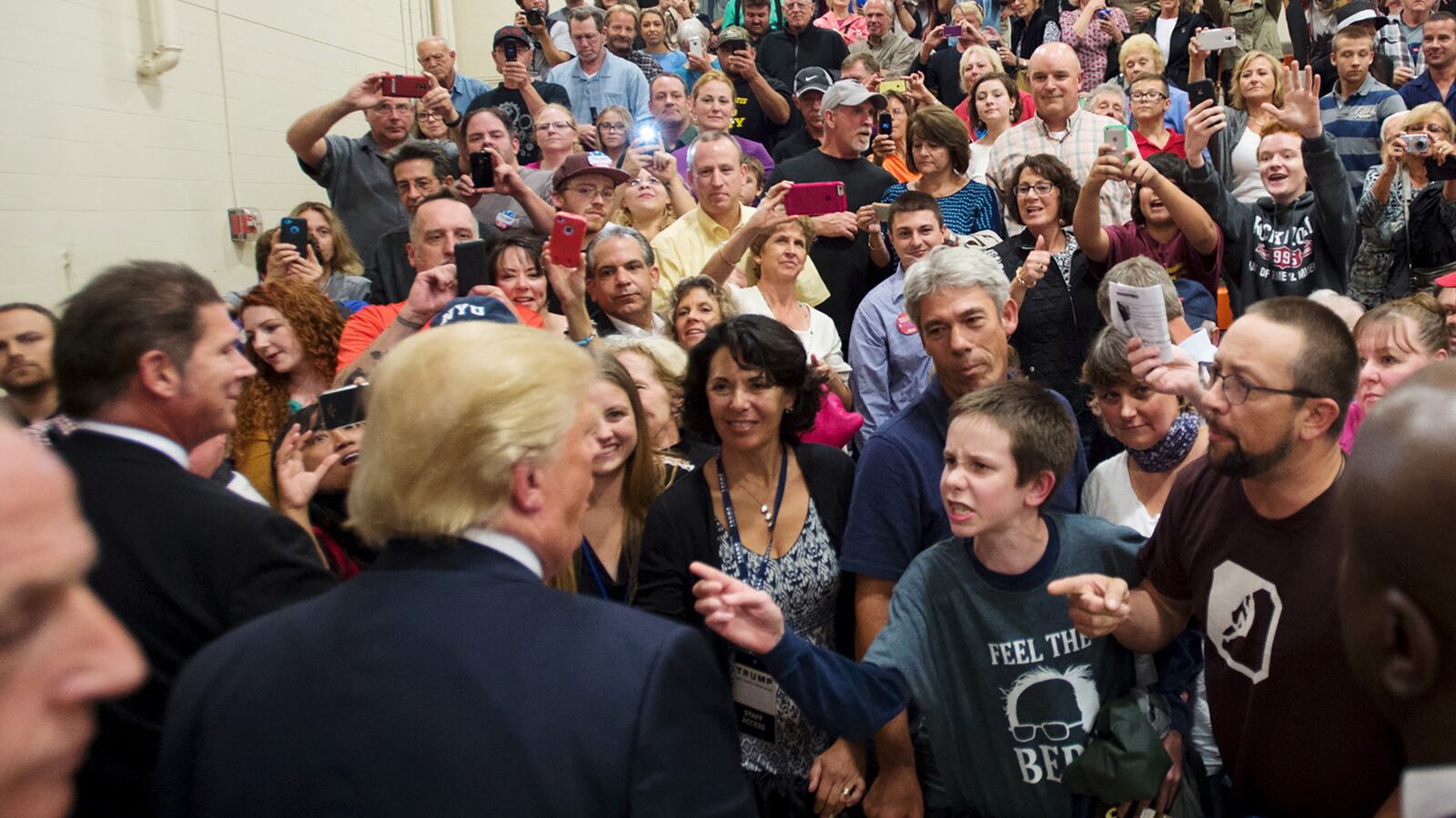 articles/2015/10/27/trump-brings-out-new-hampshire-s-crazy/151026-quinn-trump-crowds-tease_qhn2sg