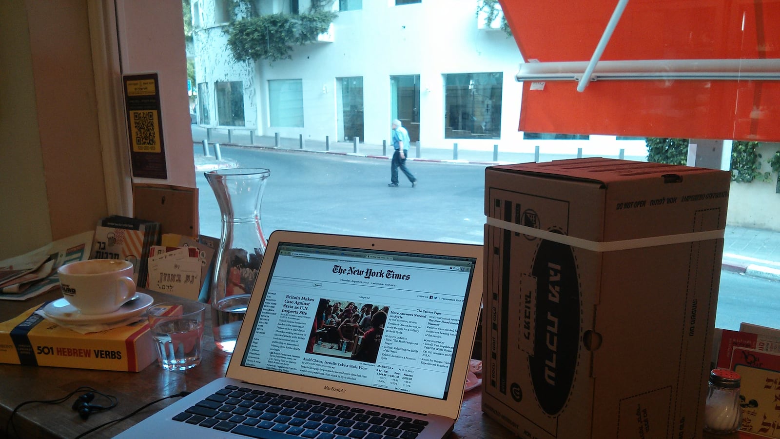 articles/2013/08/30/on-shopping-for-gas-masks-on-a-wednesday/OZ_gas_masks_in_TLV_bwipha