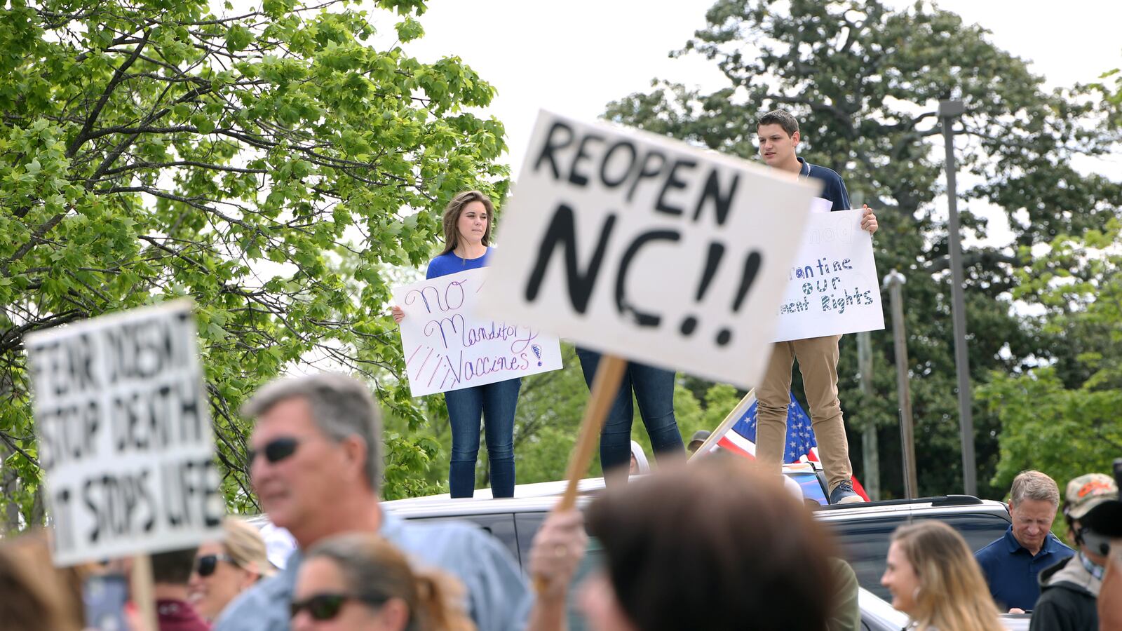 2020-04-21T000000Z_1248068047_RC259G97DX1U_RTRMADP_3_HEALTH-CORONAVIRUS-USA-PROTESTS_mmu3vq