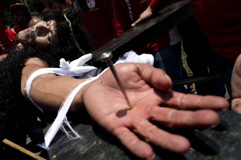 galleries/2014/04/18/flagellations-crucifixions-and-processions-good-friday-around-the-world-photos/140418-good-friday-philippines_ockphn