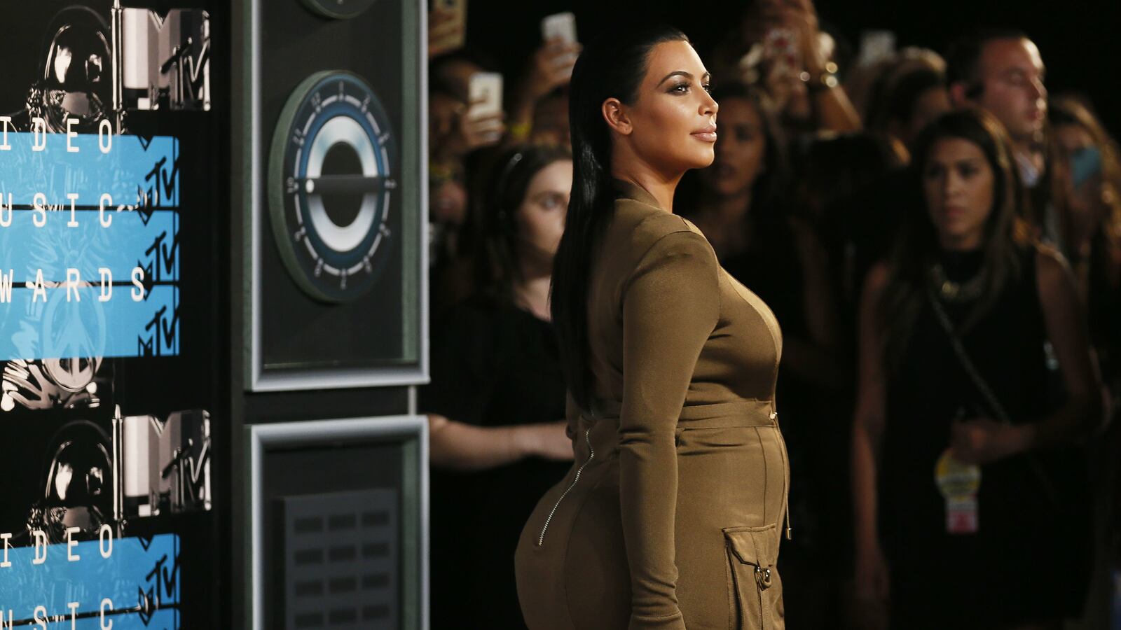 cheats/2015/08/31/kim-k-bends-to-fda-warning-demands/150831-kardashian-cheat_kgnyuq