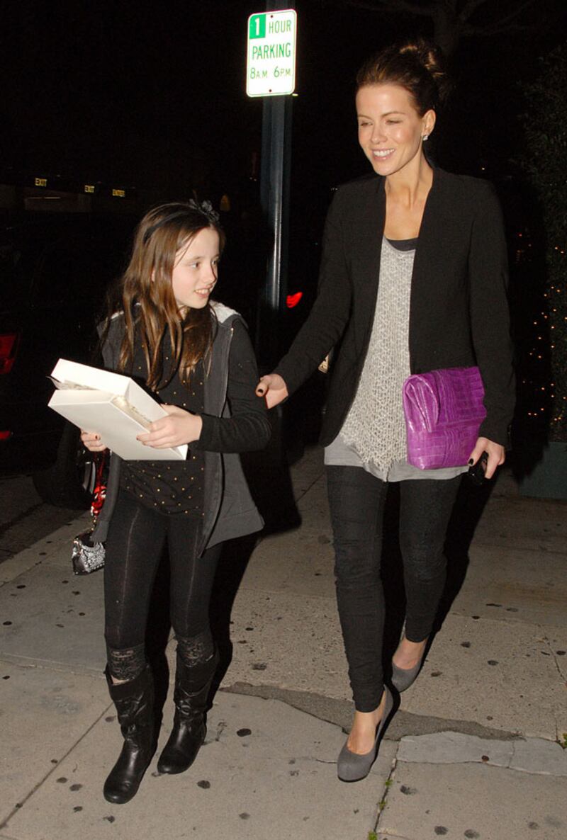 galleries/2010/01/13/celebrities-in-jeggings/jeggings---beckinsale_dgz8sp