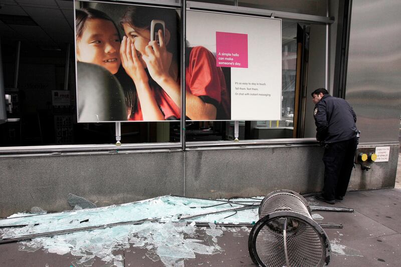 galleries/2012/11/28/sandy-vs-santa-a-tale-of-two-holidays-photos/window-holiday-vs-sandy2_p5vfj3