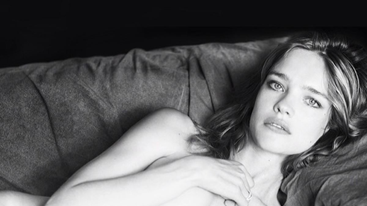 articles/2014/06/05/russian-model-natalia-vodianova-posts-picture-of-herself-breastfeeding-in-the-nude/natalia_zlylqv