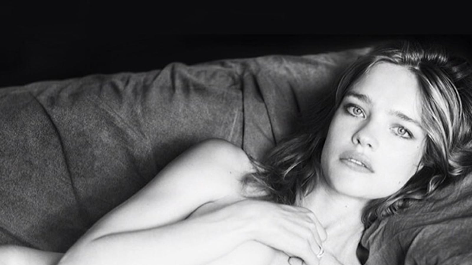 articles/2014/06/05/russian-model-natalia-vodianova-posts-picture-of-herself-breastfeeding-in-the-nude/natalia_zlylqv